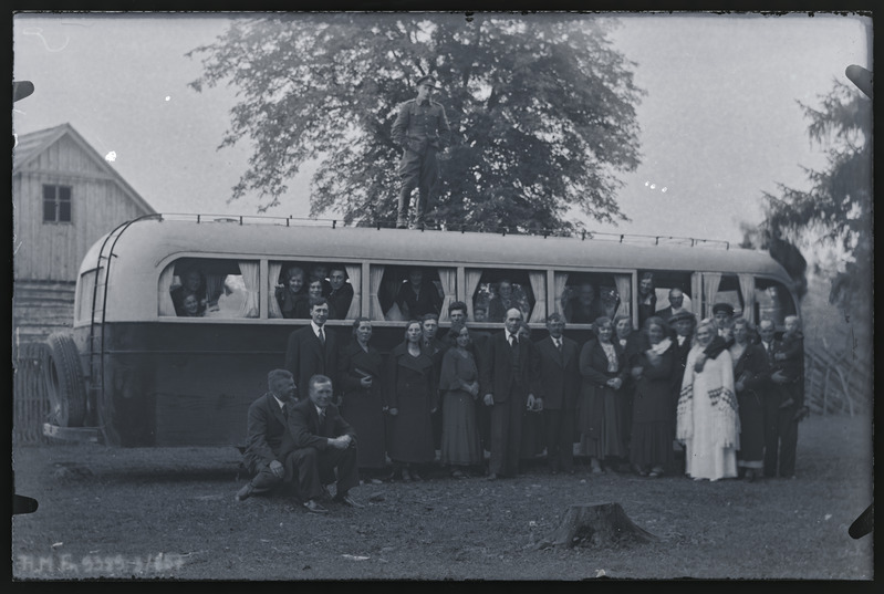 Grupiportree: August Puuranna pulmakülalised autobussiga Mätassoo talu hoovis.