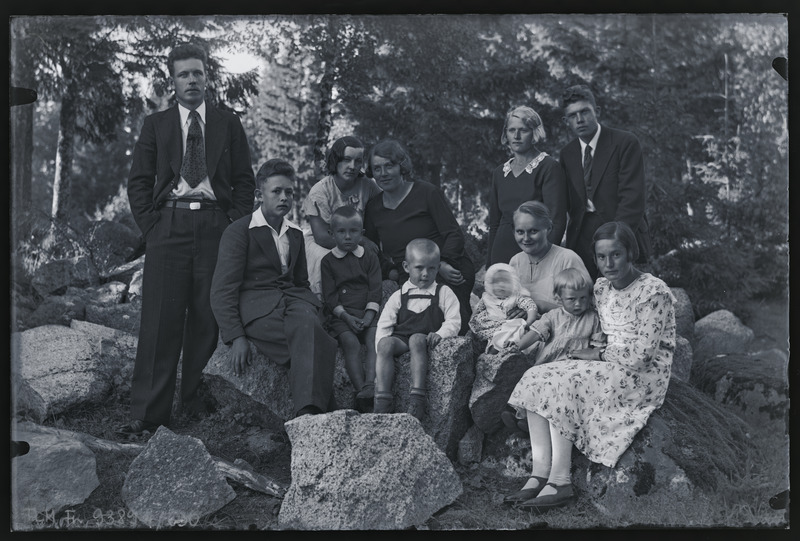 Grupiportree: Kivistu pere, Kuusemetsa talu, Tammiku küla.