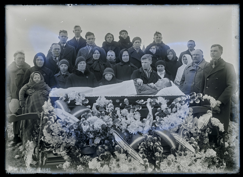 Grupiportree: tundmatu matus, leinajad avatud sarga juures Tuhala kalmistul.