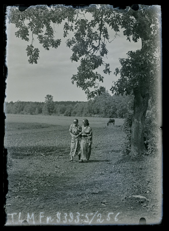 Vaade maastikule kahe naisega, parempoolne Selma Kõrgemäe