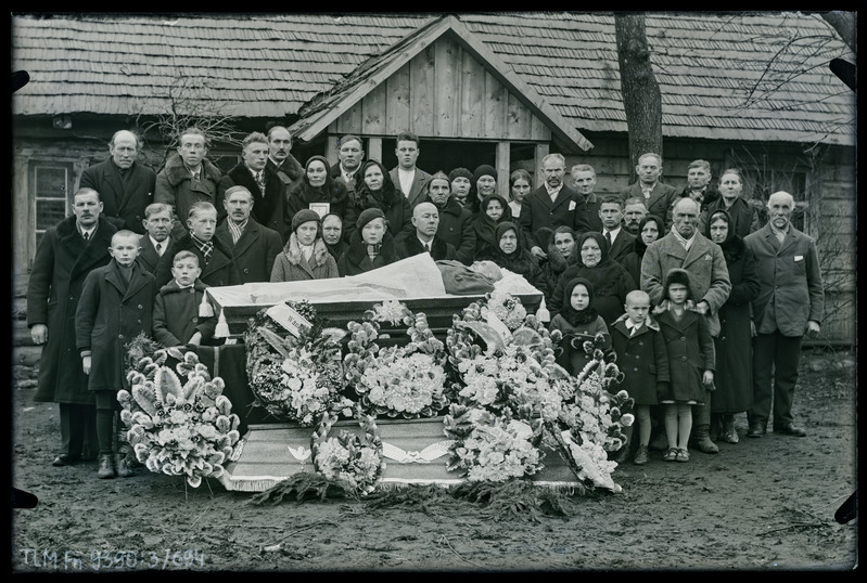 Grupiportree: Juhan Kattenbachi matused. Leinajad avatud sarga juures talumaja ees.