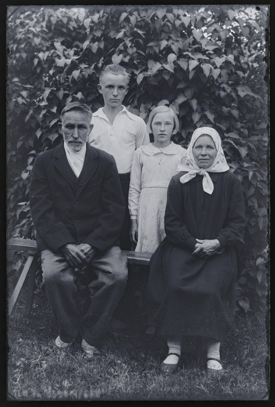 Grupiportree vasakult: Kaarel, Hugo, Leili ja Liisa Lutsoja.