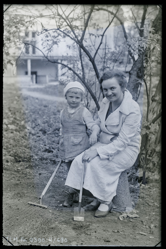 Kaksikportree vasakult: Lilly Uukkivi õde lapsega.