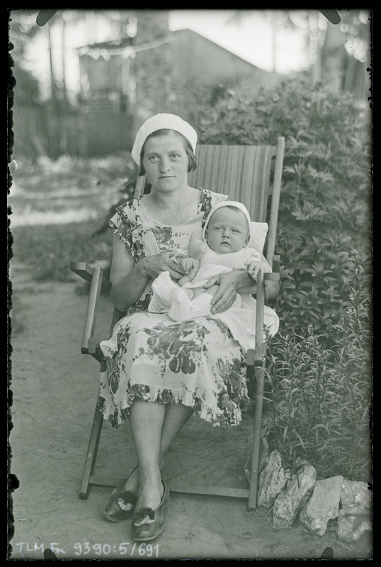 Kaksikportree: Lilly Uukkivi lapsega, Pärtlemäelt.