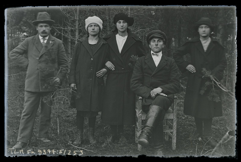 Grupiportree: meeste ja naiste seltskond