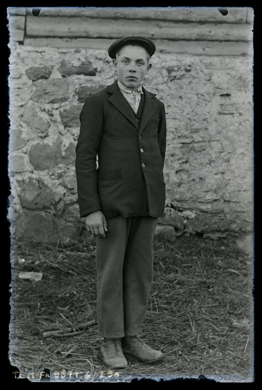 Portree: seisev noormees