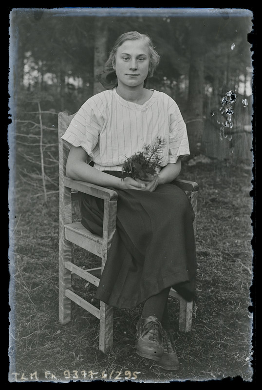 Portree: istuv tütarlaps