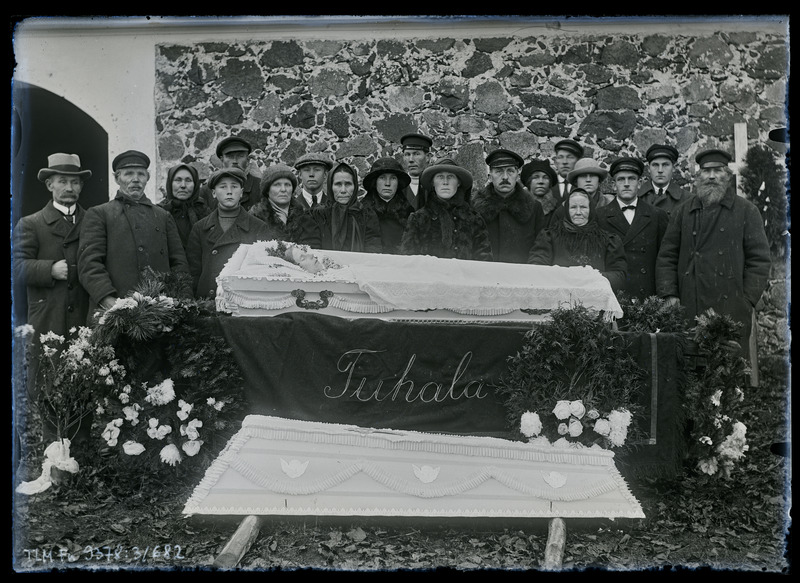 Grupiportree: Helmi Jelts matus, tundmatud leinajad avatud sargaga Tuhala kalmistu kabeli ees, 19.11.1924.