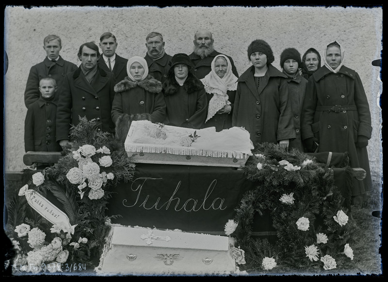 Grupiportree: Tamara Normann Aleksandri tütar (v 6 kuud) matus, tundmatud leinajad avatud sargaga Tuhala kalmistul, 21.12.1924.
