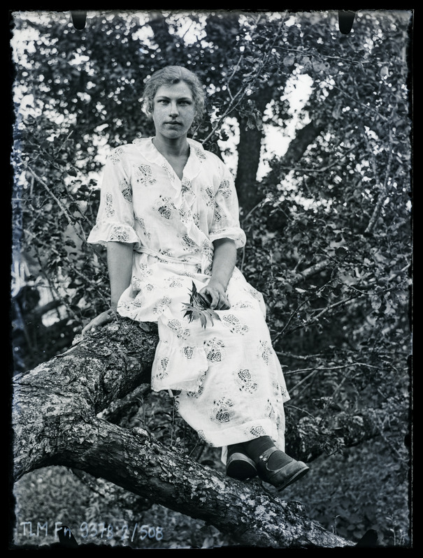 Portree: tundmatu naine puutüvel poseerimas.