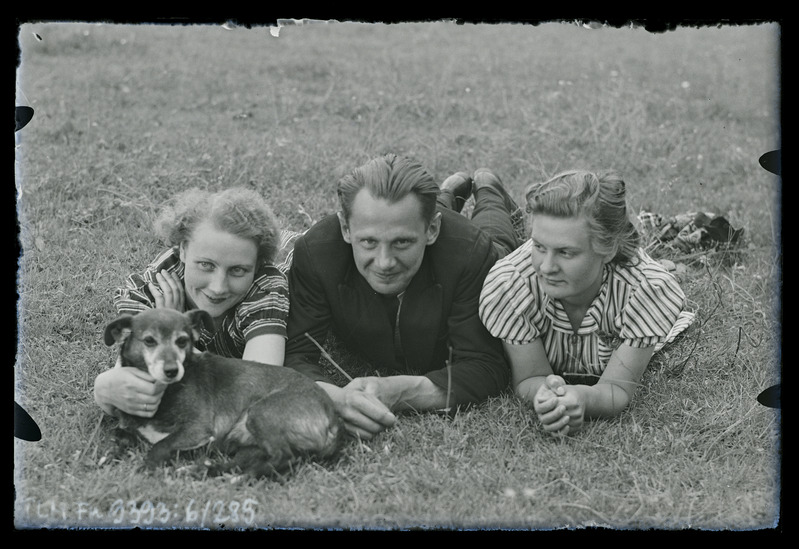 Kaksikportree: Elli Fridulin ja Ernst Fridulin koeraga