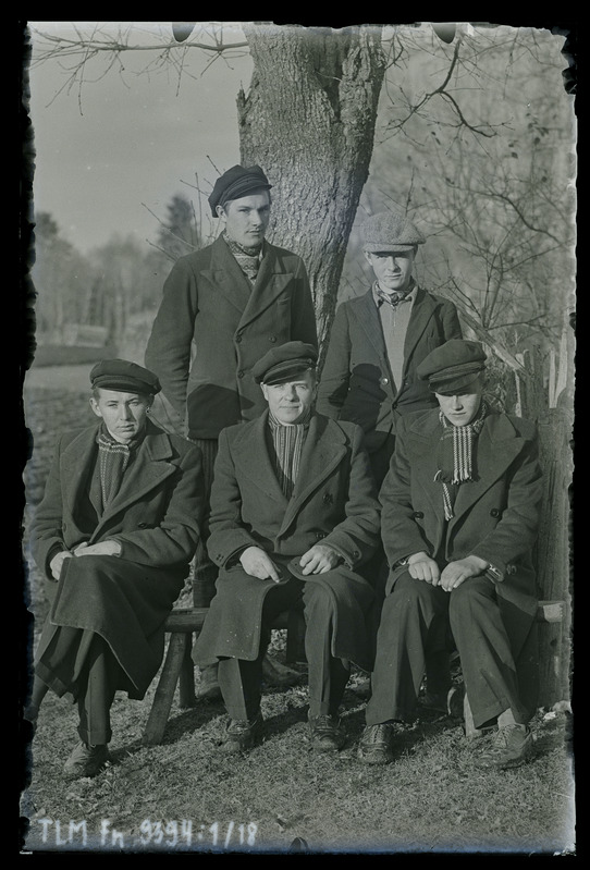 Grupiportree I rida vasakult: Erich Lage, Evald Rikmann, tundmatu mees; II r v: Endel Talioja, tundmatu mees.