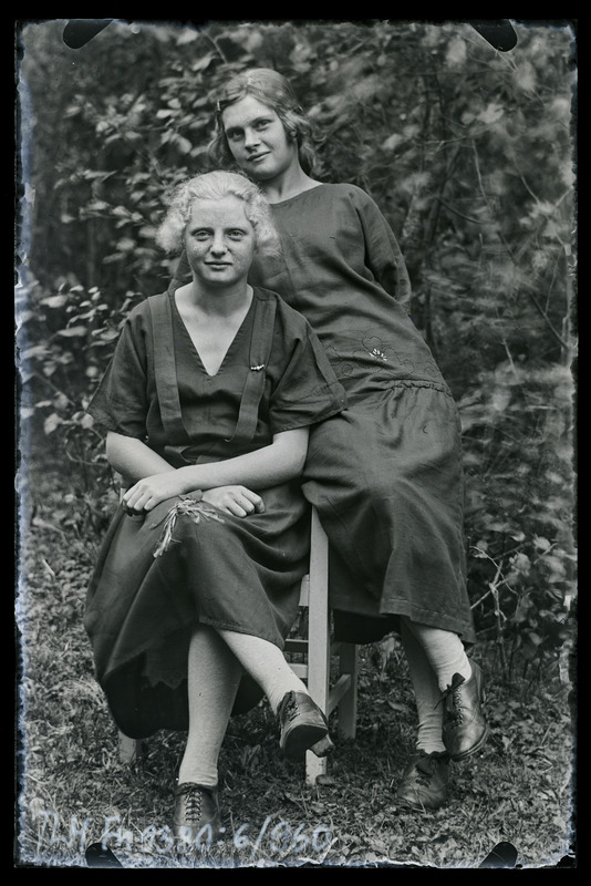 Kaksikportree: kaks tundmatut naist.