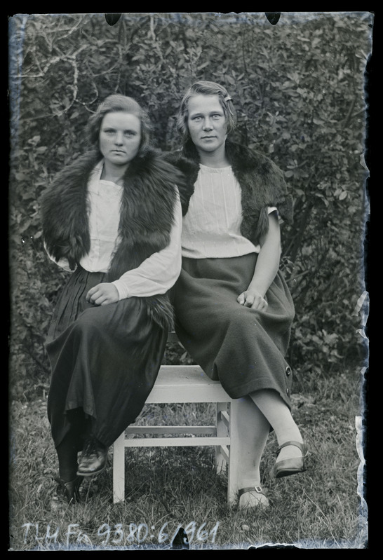 Kaksikportree: kaks tundmatut naist.