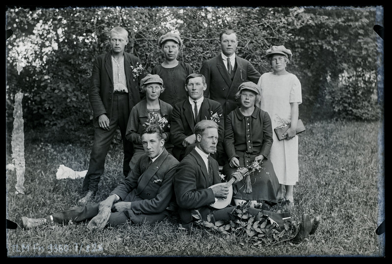 Grupiportree: üheksa tundmatut meest ja naist.