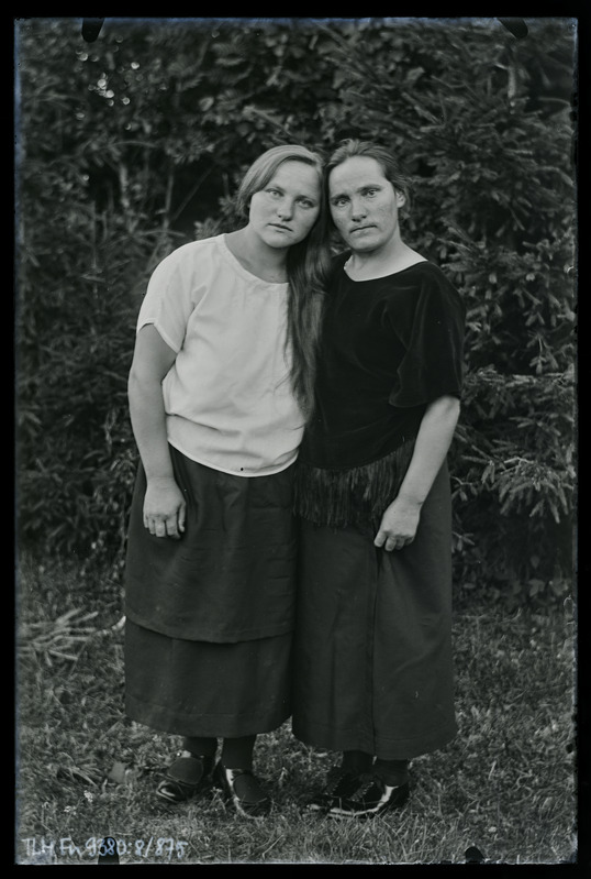 Grupiportree, vasakult:  tundmatu naine ja Linda Lohu.