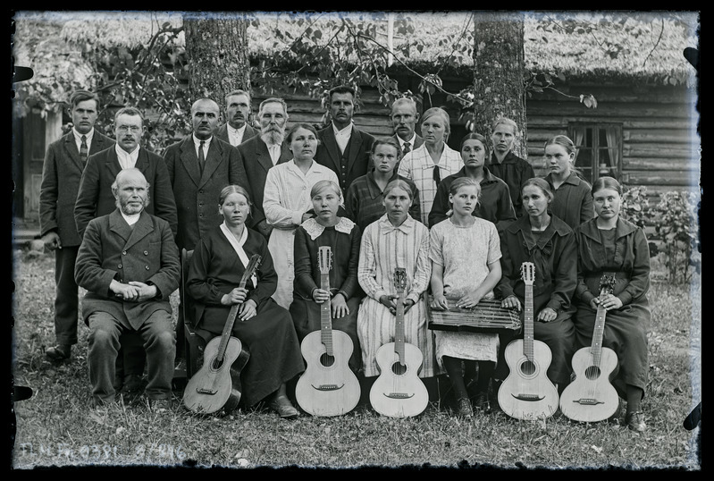 Grupiportree: ca 20 tundmatut inimest, esireas kitarridega, Mätliku talus, Pahkla külas