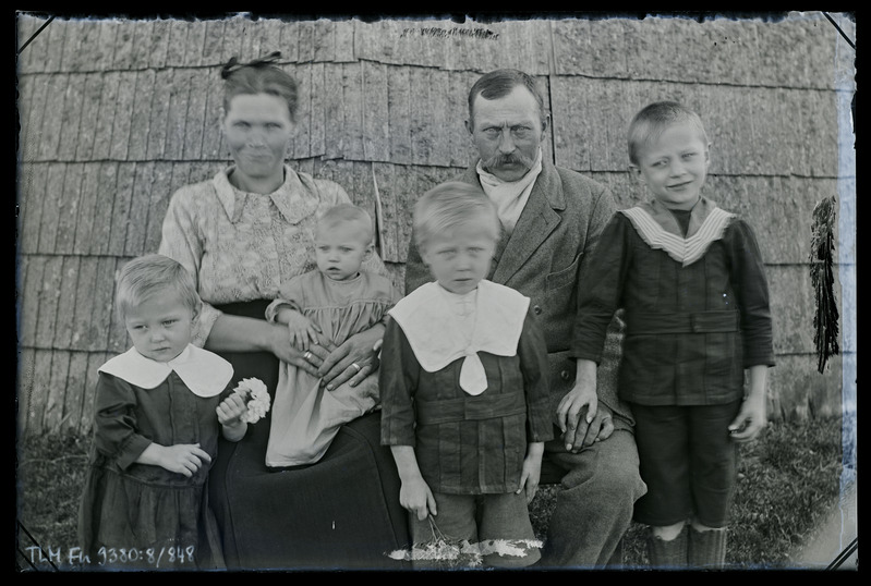 Grupiportree: Liisa ja Juhan Taimsaare pere, lapsed vasakult: Herta, Meida, Oskar, Edgar