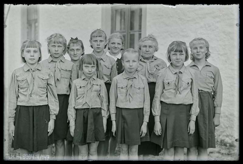 Grupiportree: Tuhala kooli kodutütred õpetaja Teesaluga.