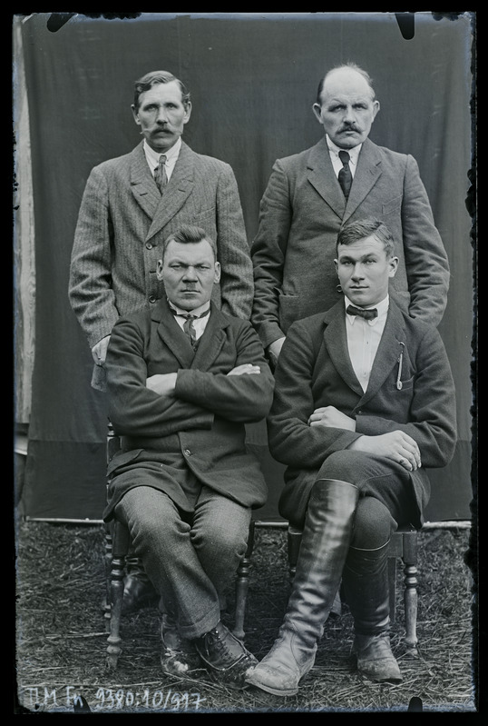 Grupiportree. I rida vasakult: Anton Verner, Arnold Topasia; II r v: August Orgmets, Gustav Puhasmets