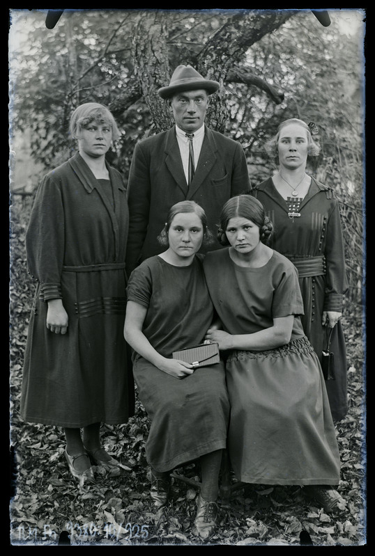 Grupiportree. Tundmatud: neli naist ja üks mees.