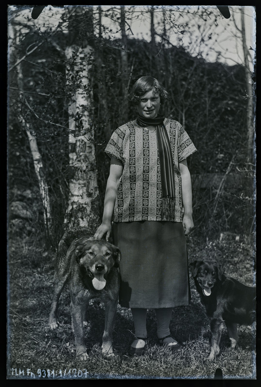 Portree: tundmatu naine kahe koeraga