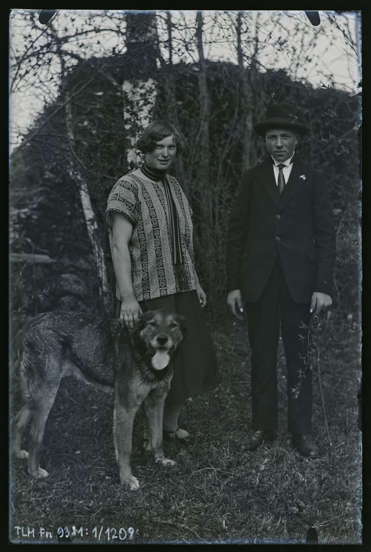 Portree: tundmatud naine ja mees koeraga