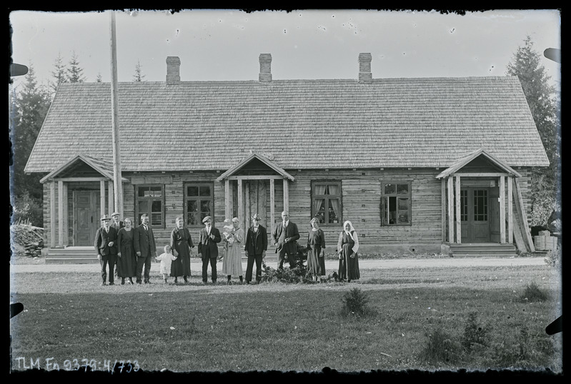 Pärtlemäel Aldi kaupluse hoone, maja ees 11 meest ja naist ning kaks last