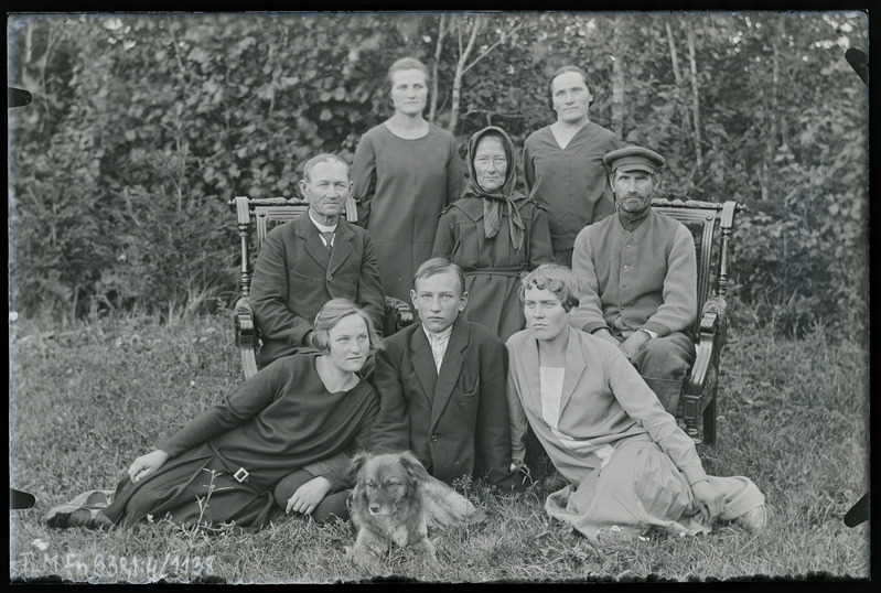 Grupiportree: Lohu perekond külalistega (8 täpsustamata nimedega isikut) ja koer