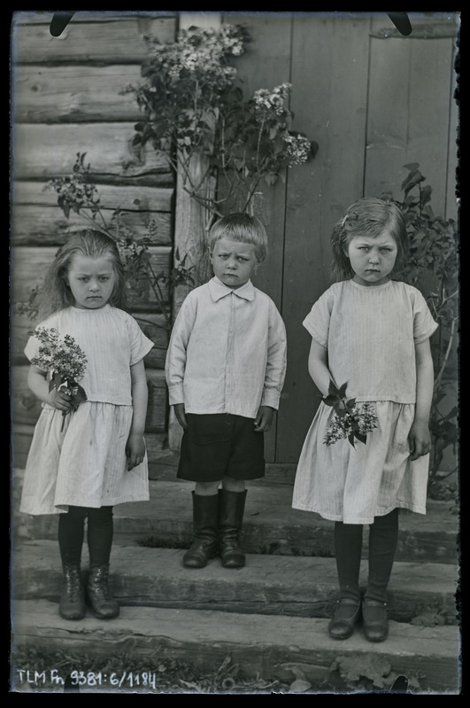 Grupiportree: tundmatud, kaks tüdrukut ja poiss