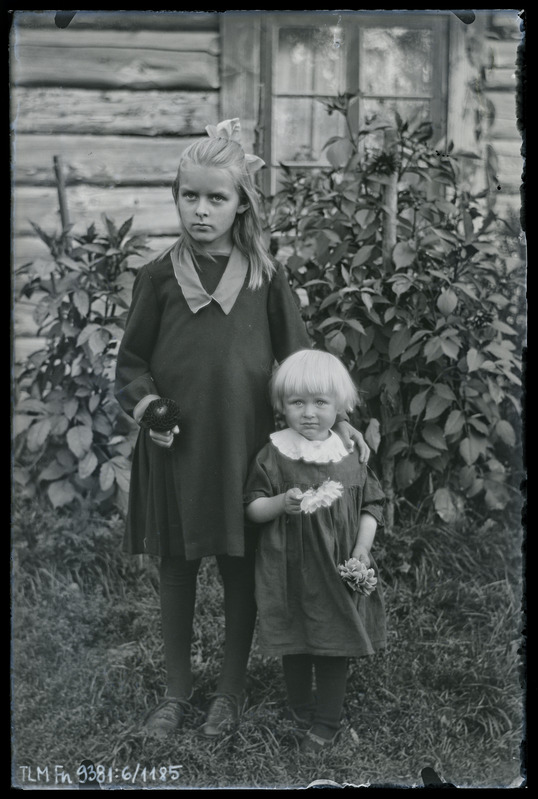 Grupiportree: Elvi Teder väikese õega