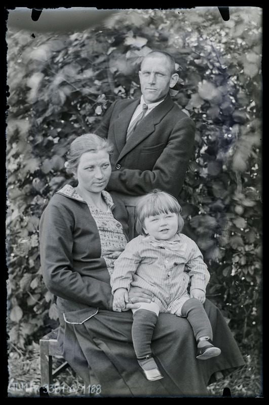 Grupiportree. Perekond Lutsoja. Vasakult: Pauline,  Artur ja poeg Ilmar