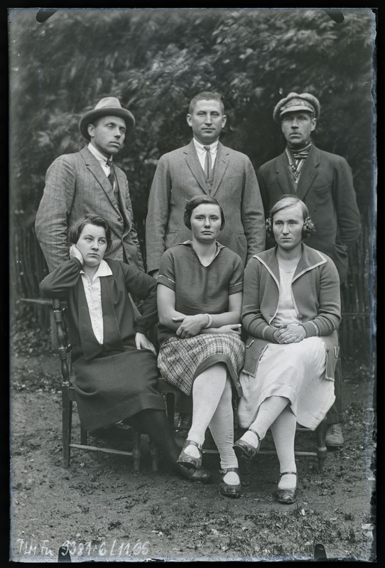 Grupiportree. Kuus tundmatut, nende hulgas: Liine Siimon, August Puurland, Aleksander.