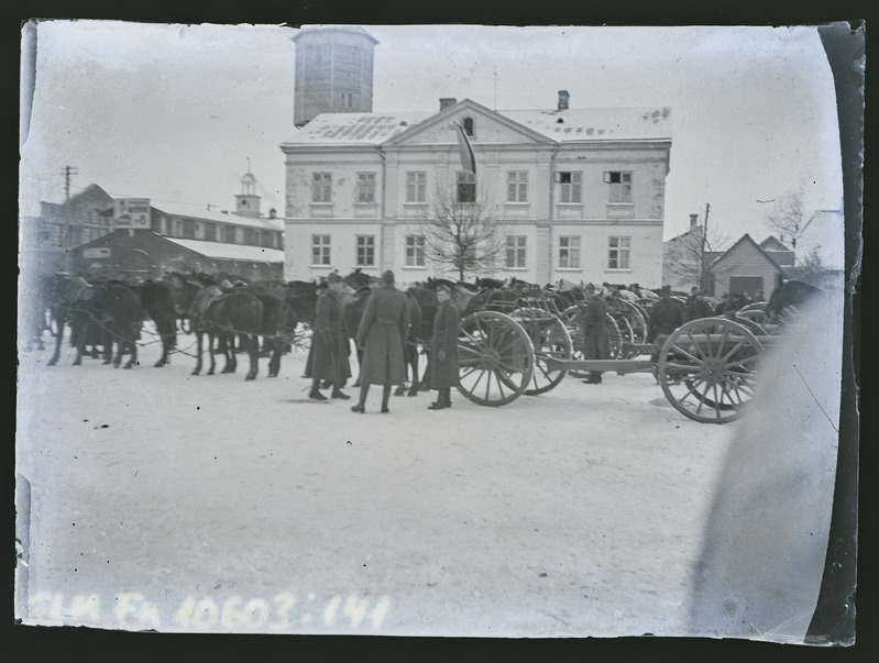 Vaade: suurtükivägi Viljandi turuplatsil