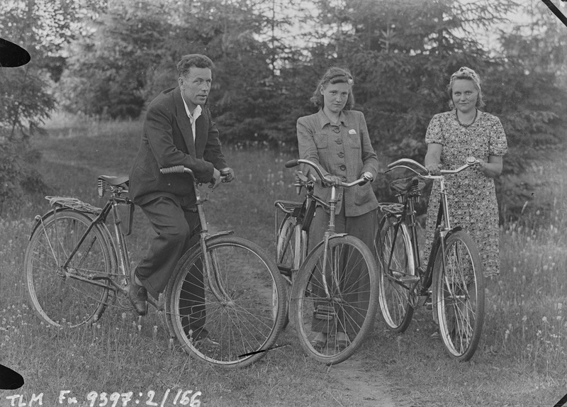 Mees ja kaks naist jalgratastega