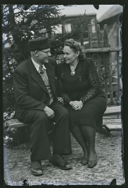 Mees ja naine pingil istumas - Otto Uusküla ja Aino Uusküla