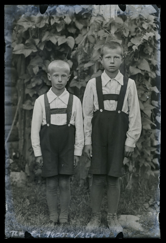 Kaksikportree: tundmatud - kaks poissi