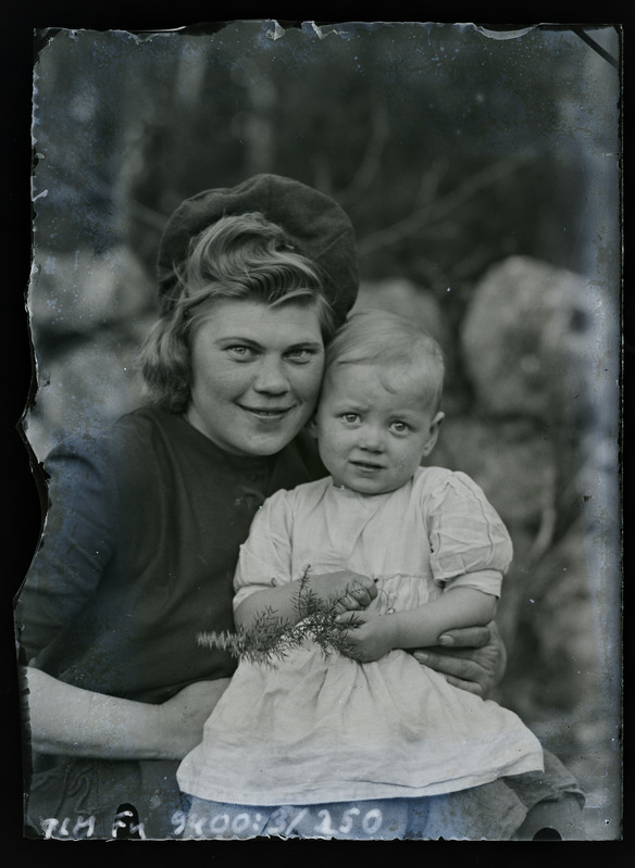 Kaksikportree: tundmatu naine ja väikelaps