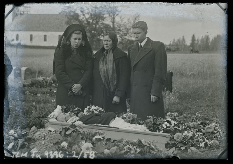 Grupipilt: Viili matuselised kirstu kõrval (Pahula külast)