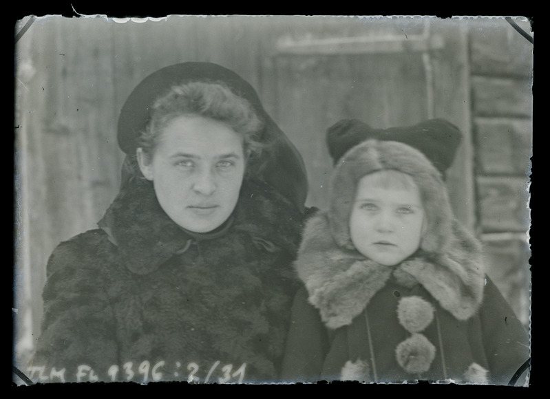 Kaksikportree: naine ja laps talverõivastes