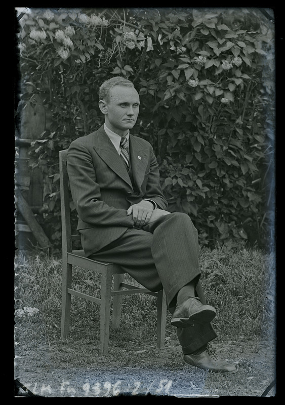 Portree: tundmatu noormees toolil istumas