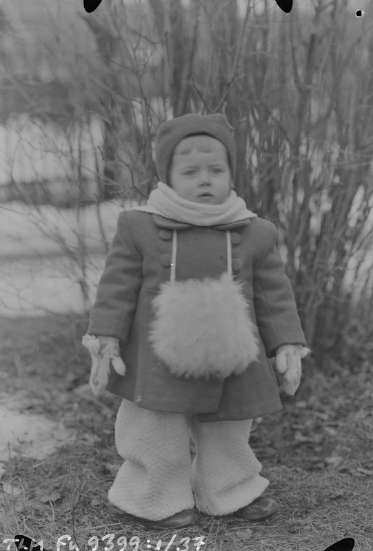 Täisportree: tundmatu laps talveriietes