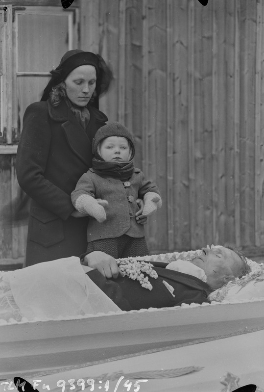 Juhan Kulli matused, naine lapsega kirstu kõrval