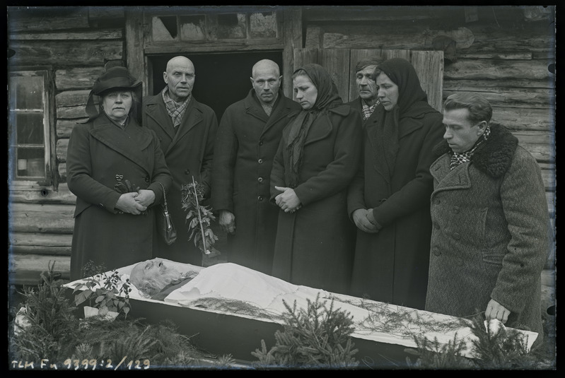 Grupipilt: Jaan Puuranna matuselised kirstu juures