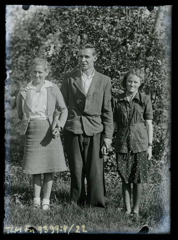 Grupipilt: mees ja kaks naist, tundmatud