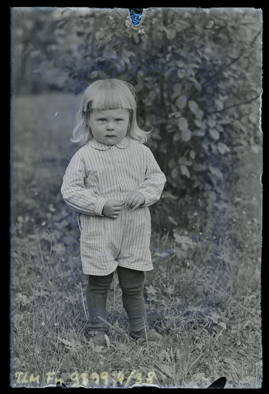 Täisportree: tundmatu väikelaps