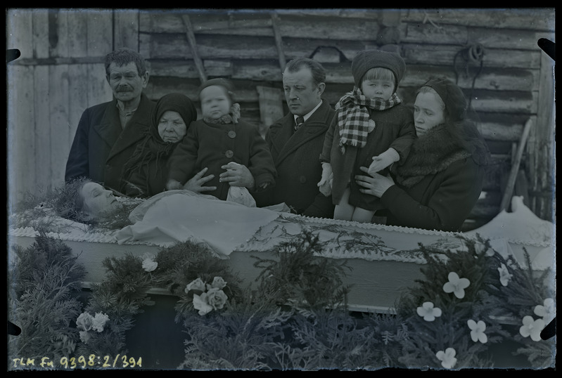 Grupipilt: Selma Lutsoja matus, matuselised kirstu juures