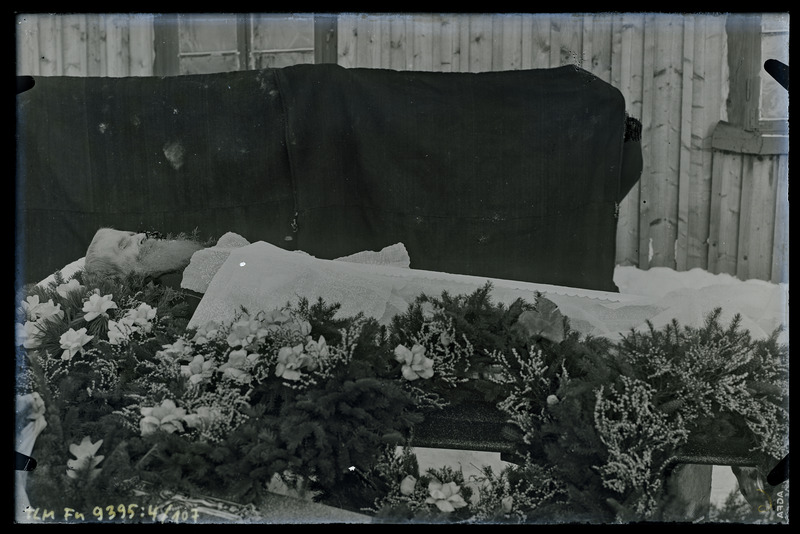Raudsepa isa matused, avatud kirst