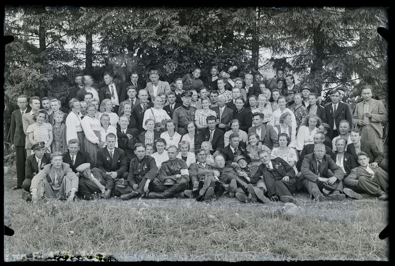 Grupipilt: mehed ja naised peorõivastes, ka sõjaväevormis