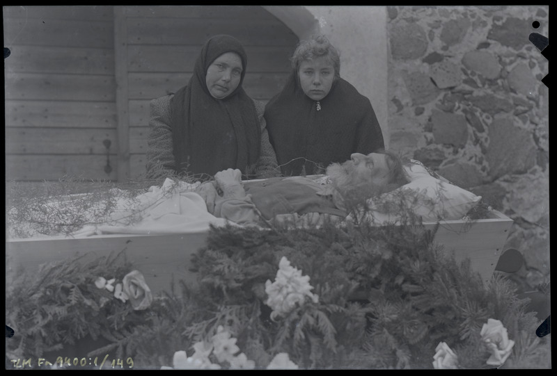 Mart Vanatoa matused - kaks naist kirstu juures